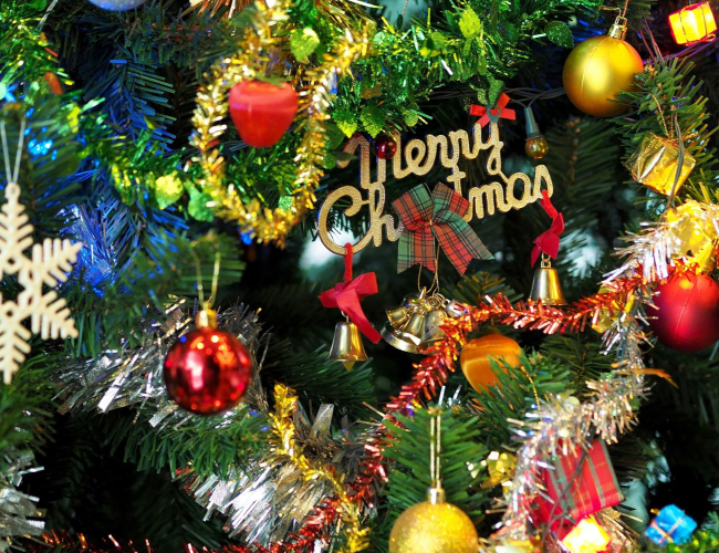 garland on christmas tree
